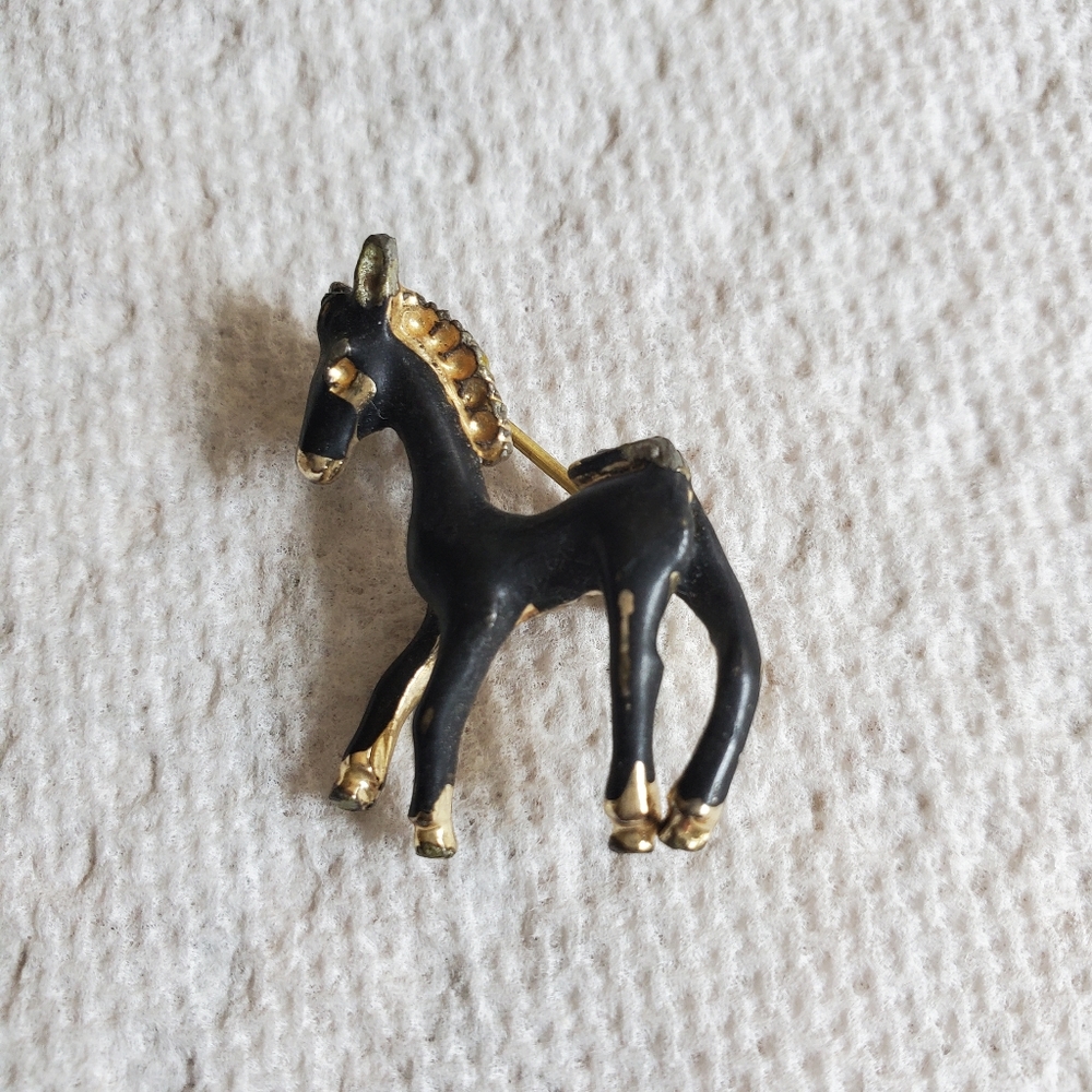 Adorable Horse Pin - Vintage